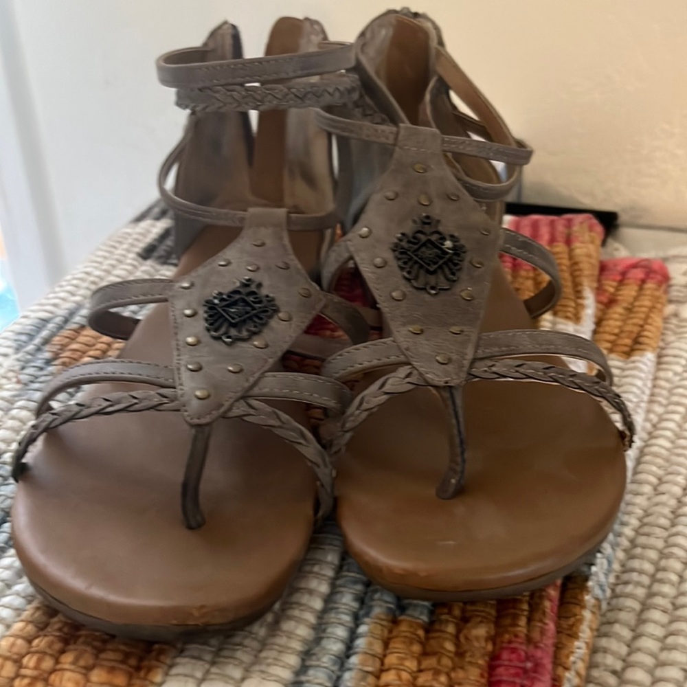 Maurices brand size 9 women sandal. Beige/tan/taupe